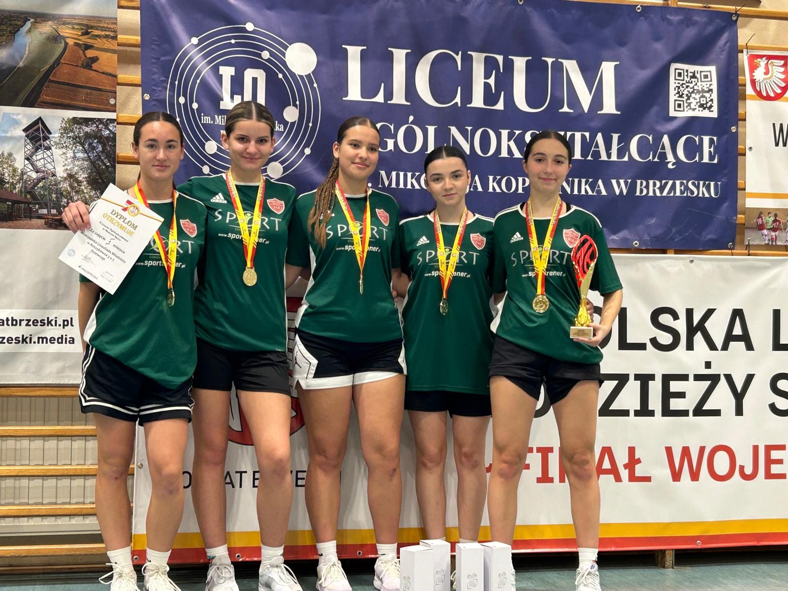 Zdjęcie Finał 3x3 dz 2024 (5)0b39e65e-f6c1-47d0-af48-b4ea50f3b383.jpg w galerii Finał Licealiady w koszykówce 3x3 dziewcząt